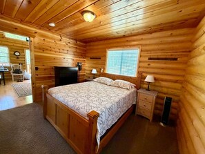 Room - Skoots Creek Hideaway — a cozy, classic log cabin! (Panguitch Lake)