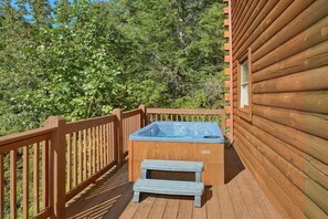 Outdoor spa tub - A Beary Happy Place Cabin Rental (Pigeon Forge)