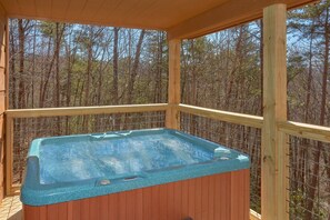 Outdoor spa tub - A Beary Special Place Cabin Rental (Sevierville)
