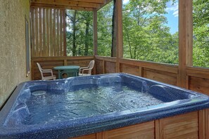 Outdoor spa tub - A Cozy Cabin Rental in Pigeon Forge (Pigeon Forge)