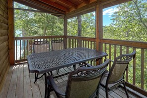 Outdoor dining - A Cozy Cabin Rental in Pigeon Forge (Pigeon Forge)