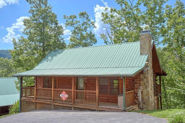Exterior - A Cozy Cabin Rental in Pigeon Forge (Pigeon Forge)