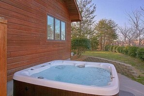 Outdoor spa tub - A Dream Come True Vacation Rental (Pigeon Forge)
