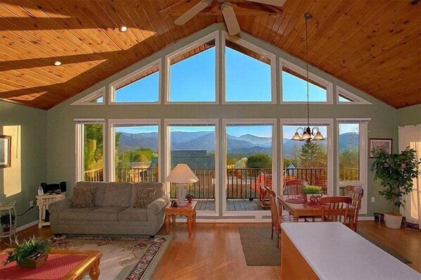 Living area - A Dream Come True Vacation Rental (Pigeon Forge)