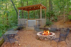 Outdoor dining - A Hummingbird Hideaway Cabin Rental (Wears Valley)