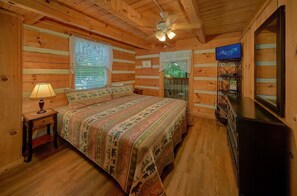 Room - A Hummingbird Hideaway Cabin Rental (Wears Valley)
