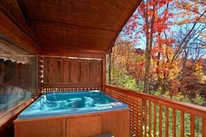 Outdoor spa tub - A New Beginning Cabin Rental (Sevierville)