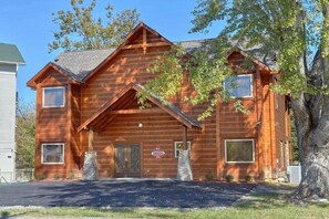 Exterior - A River Retreat Cabin Rental (Pigeon Forge)