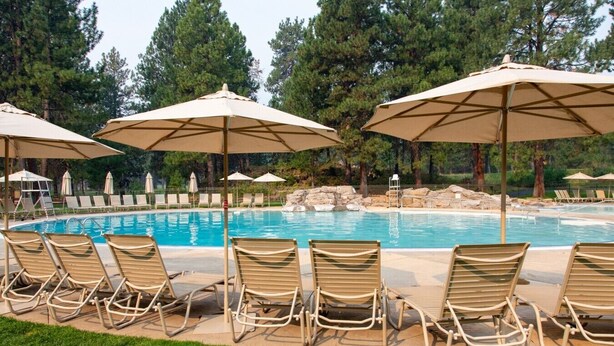 Een zwembad met ligbedden en parasols.