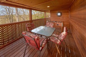 Outdoor dining - A Wolf's Den Cabin Rental (Sevierville)