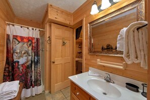 Bathroom - A Wolf's Den Cabin Rental (Sevierville)