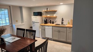 Private kitchen - Quiet Spot in Lovely Freeport Neighborhood (Freeport)