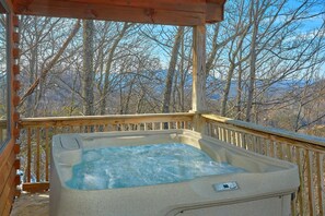 Outdoor spa tub - Angels Attic Cabin Rental (Pigeon Forge)