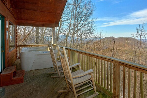 Outdoor spa tub - Angels Attic Cabin Rental (Pigeon Forge)