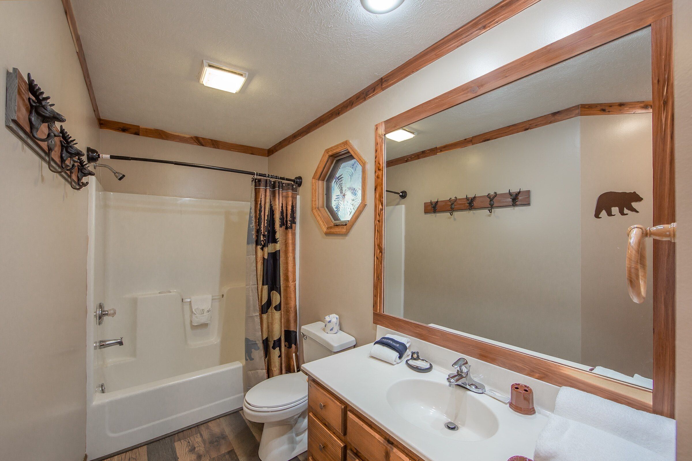 Une salle de bain avec une baignoire, des toilettes, un lavabo et un grand miroir.