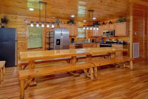 Dining - Bear Cove Lodge Cabin Rental (Pigeon Forge)