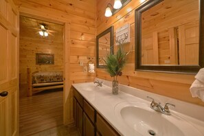 Bathroom - Bear Cove Lodge Cabin Rental (Pigeon Forge)