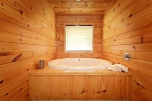 Bathroom - Bear Tracks Cabin Rental (Pigeon Forge)