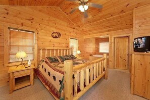 Room - Bear Tracks Cabin Rental (Pigeon Forge)