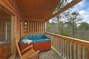 Outdoor spa tub - Bear Tracks Cabin Rental (Pigeon Forge)