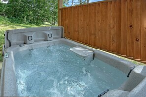 Outdoor spa tub - Bearfoot Bungalow Vacation Home (Pigeon Forge)