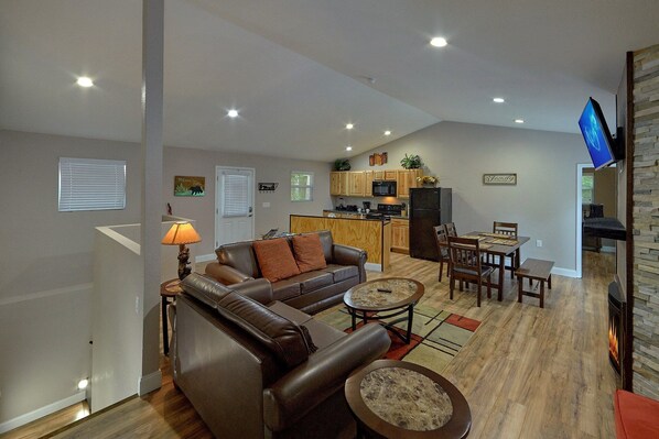 Living area - Bearfoot Bungalow Vacation Home (Pigeon Forge)