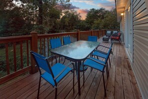 Outdoor dining - Bearfoot Bungalow Vacation Home (Pigeon Forge)