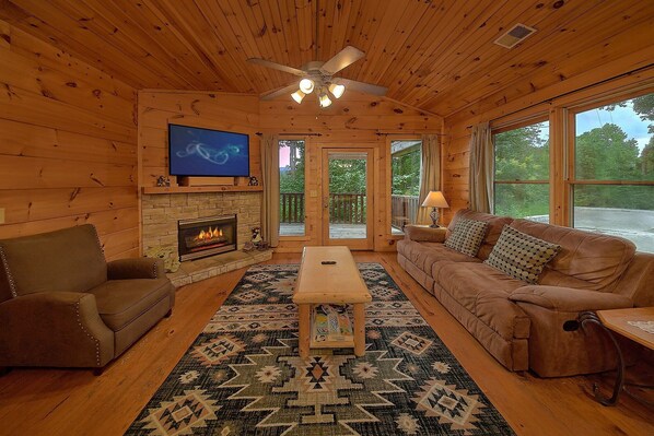Living area - Bears and Beyond Cabin Rental (Pigeon Forge)