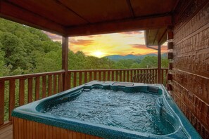 Outdoor spa tub - Bears and Beyond Cabin Rental (Pigeon Forge)