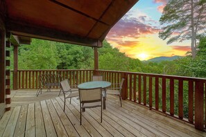 Outdoor dining - Bears and Beyond Cabin Rental (Pigeon Forge)