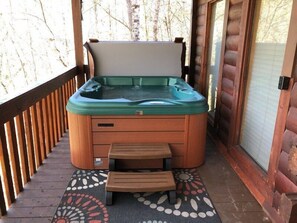 Outdoor spa tub - Bears Hideaway Cabin Rental (Sevierville)