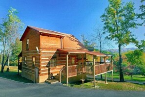 A log cabin with a porch and a covered deck. - Bearway to Heaven Cabin Rental (Wears Valley)