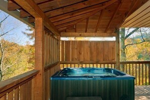 Outdoor spa tub - Bearway to Heaven Cabin Rental (Wears Valley)
