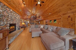 Living area - Big Bear Cabin Rental (Pigeon Forge)