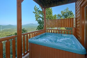 Outdoor spa tub - Blue Sky Cabin Rental (Sevierville)