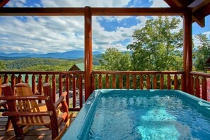 Outdoor spa tub - Catch of the Day Cabin Rental (Pigeon Forge)
