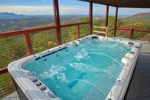 Outdoor spa tub - Copper Ridge Lodge Cabin Rental (Sevierville)