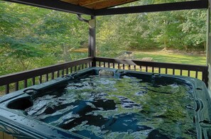 Outdoor spa tub - Creekside Cottage Vacation Home (Wears Valley)