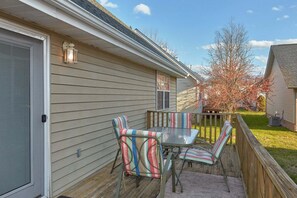 Outdoor dining - Dew Drop Inn at Creekwalk Vacation Home (Pigeon Forge)