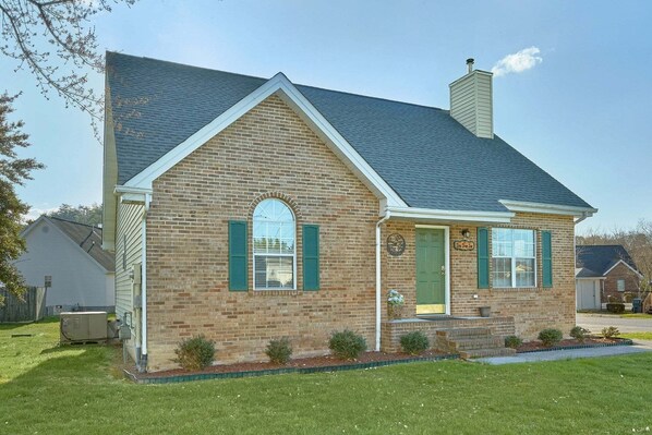 Exterior - Dew Drop Inn at Creekwalk Vacation Home (Pigeon Forge)