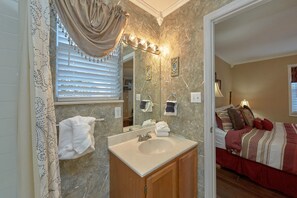 Bathroom - Dew Drop Inn at Creekwalk Vacation Home (Pigeon Forge)