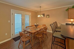 Dining - Dew Drop Inn at Creekwalk Vacation Home (Pigeon Forge)