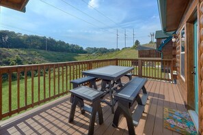 Outdoor dining - Dream Mountain Cove Cabin Rental (Pigeon Forge)