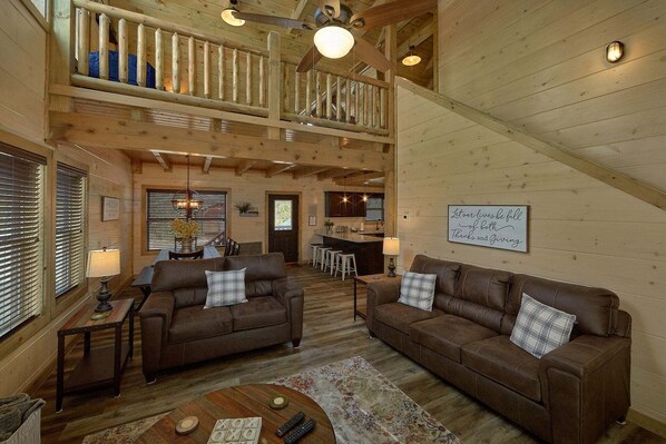 Living area - Dream Mountain Cove Cabin Rental (Pigeon Forge)