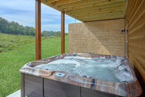 Outdoor spa tub - Dream Mountain Cove Cabin Rental (Pigeon Forge)