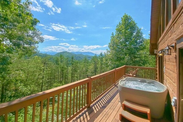 Outdoor spa tub - Eagle's Crest Cabin Rental (Pigeon Forge)