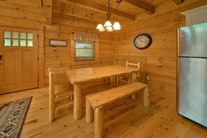 Dining - Eagle's Crest Cabin Rental (Pigeon Forge)