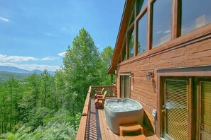 Outdoor spa tub - Eagle's Crest Cabin Rental (Pigeon Forge)