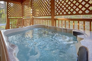 Outdoor spa tub - Gray's Place Cabin Rental (Pigeon Forge)