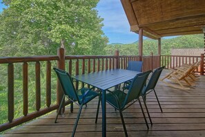 Outdoor dining - Knockin' on Heaven's Door Cabin Rental (Sevierville)